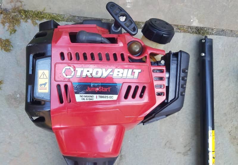 How to Adjust the Carburetor on a Troy-Bilt Weed Eater