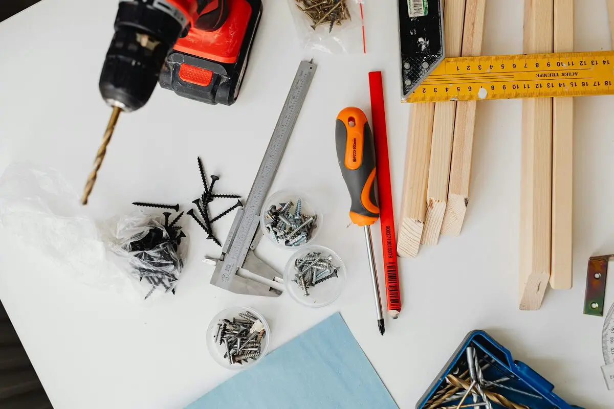 Choosing the correct drill bit size for a #10 screw in metal.